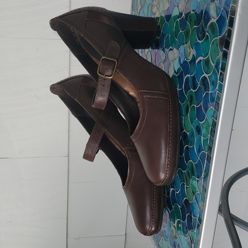 Brown leather/ suede clarks w heel
